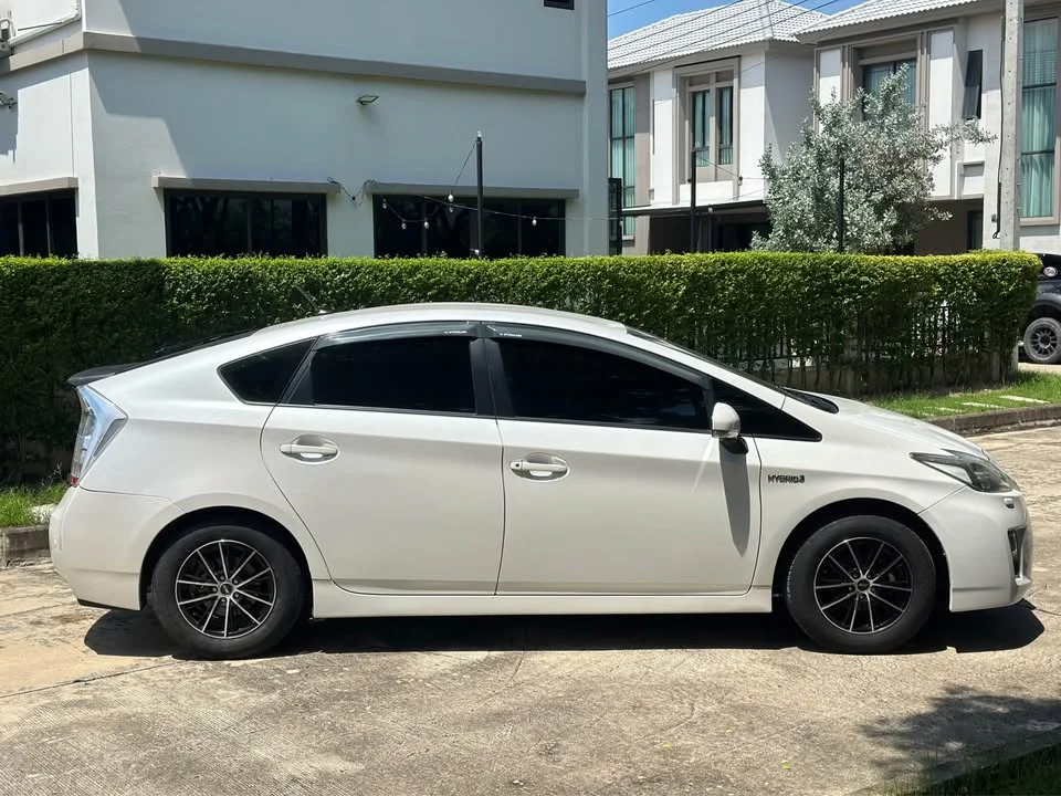 2010 Toyota Prius III 2