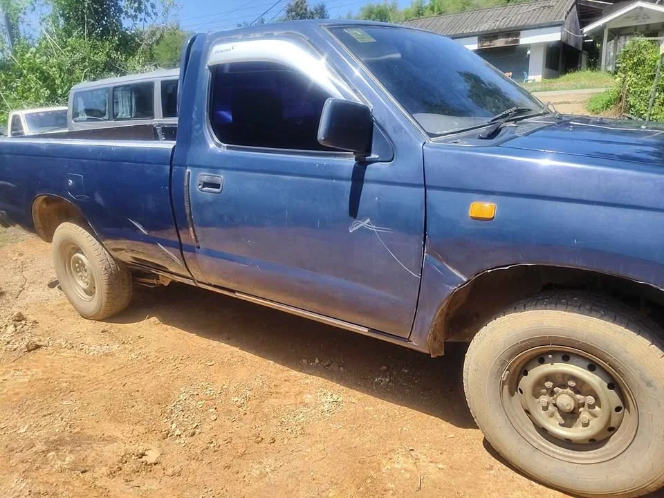 2000 Nissan Frontier I 2