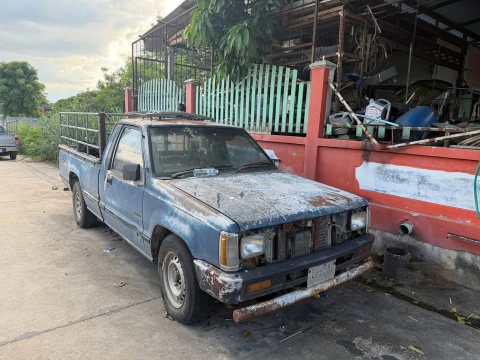 1990 Mitsubishi Triton II 3
