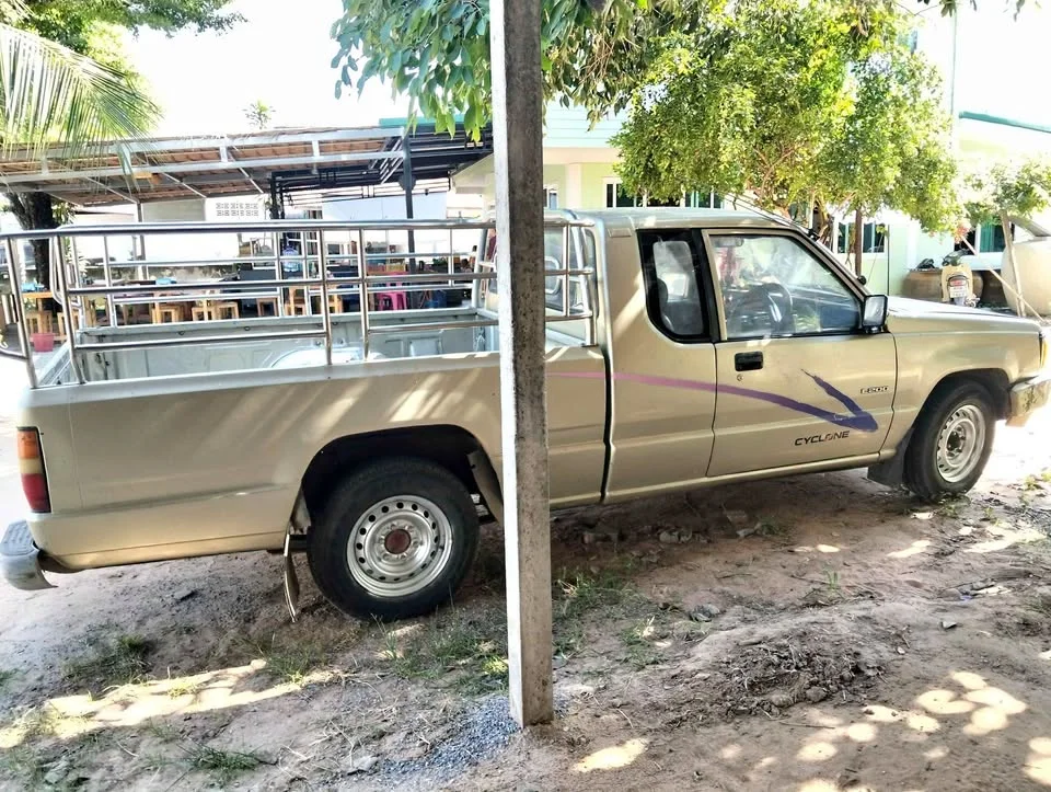 1990 Mitsubishi Triton II 2