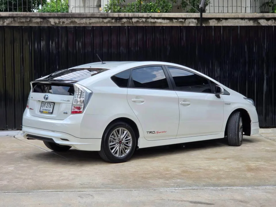 2011 Toyota Prius III 3
