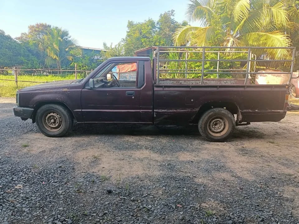 2000 Mitsubishi Triton II 2