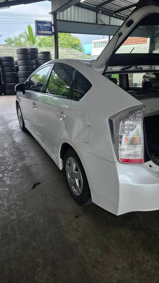 2011 Toyota Prius III 2
