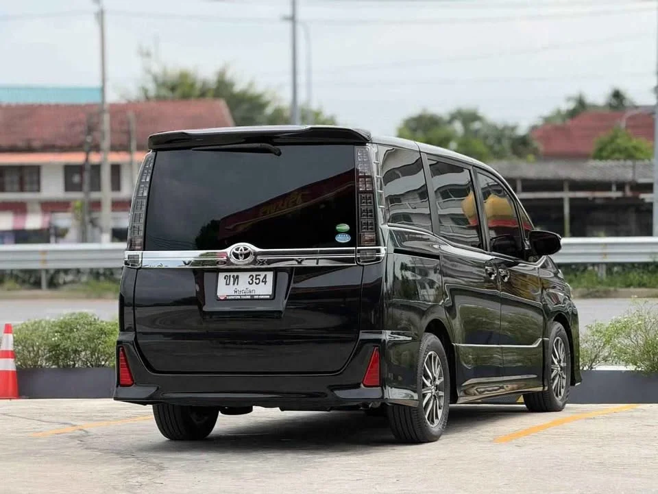 2014 Toyota Voxy III 2