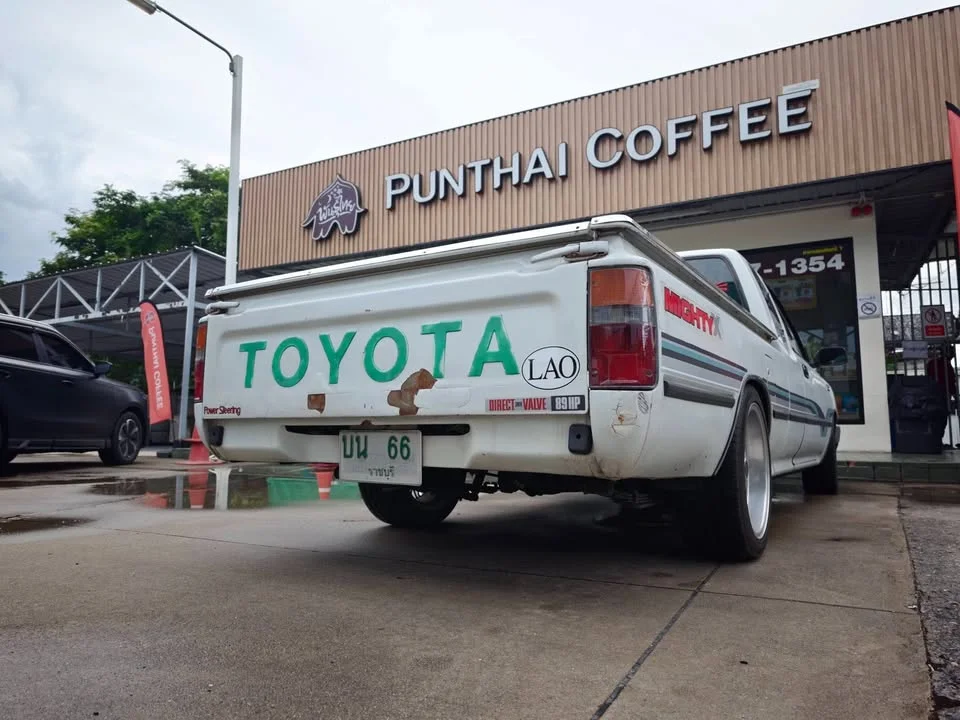 1990 Toyota Hilux Mighty-X V 2
