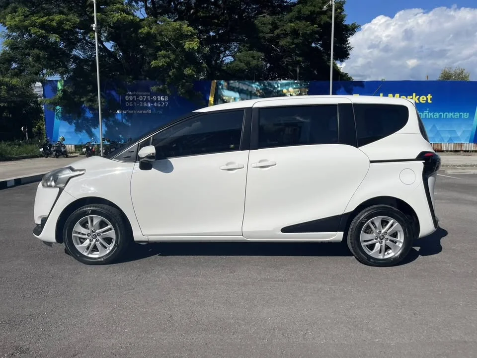 2017 Toyota Sienta II 3