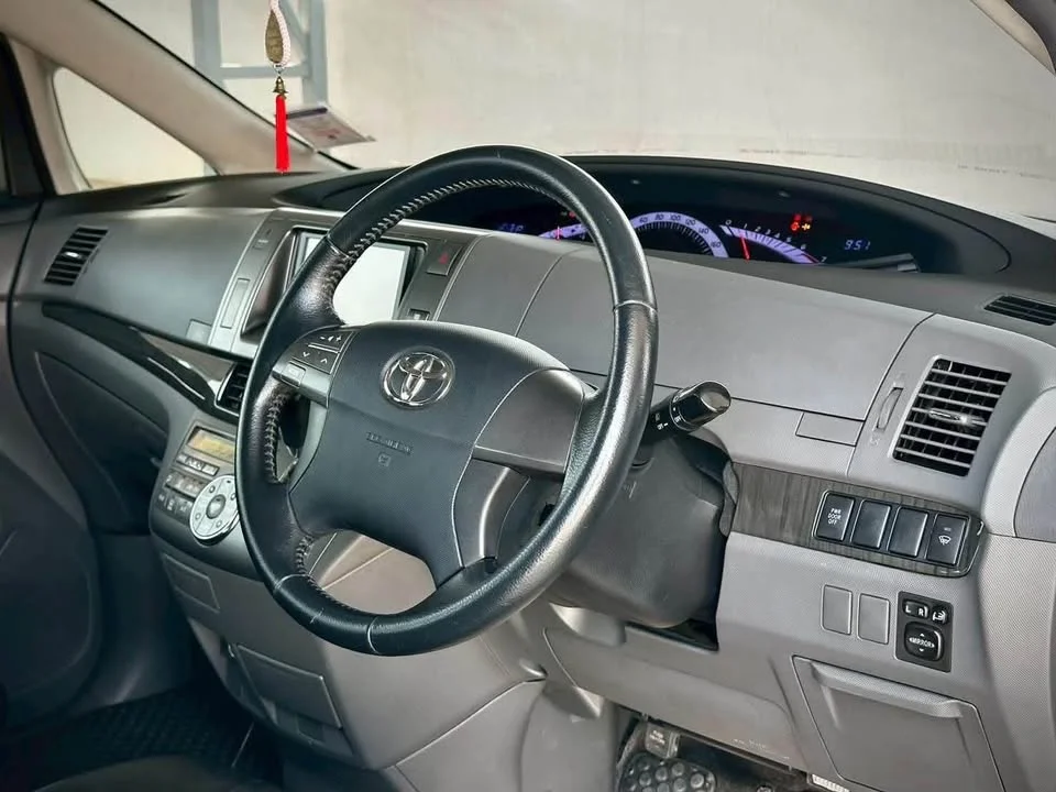 2013 Toyota Estima III 2