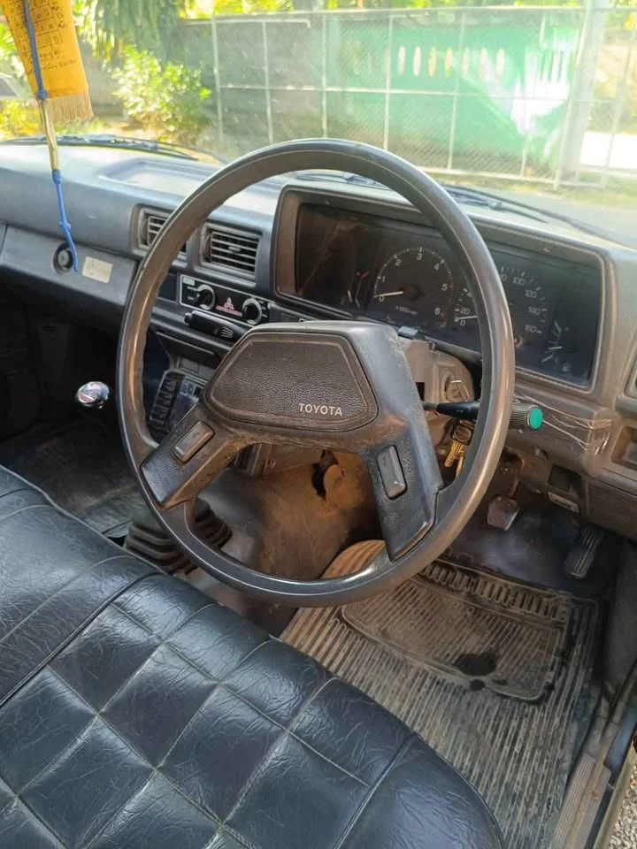 1990 Mitsubishi Triton II 2