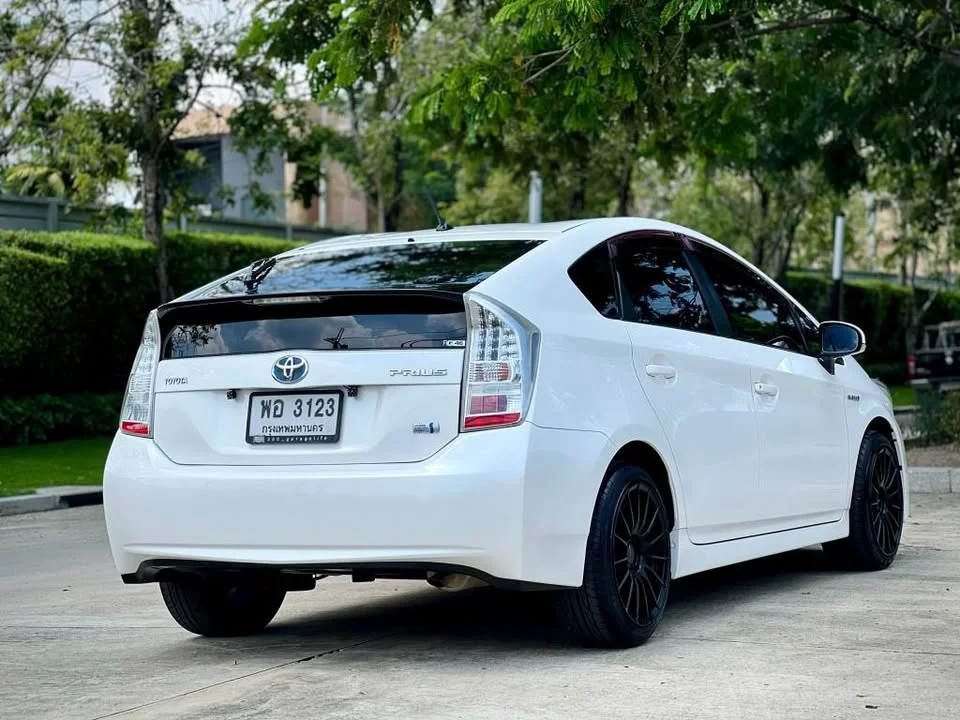 2011 Toyota Prius III 2