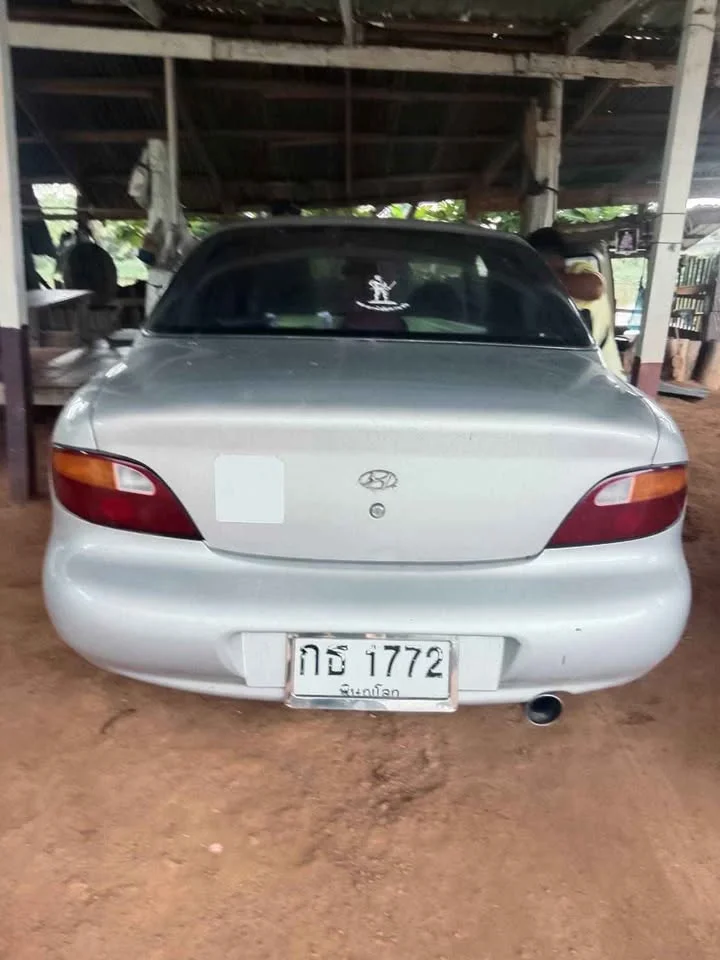 1995 Hyundai Elantra II 3