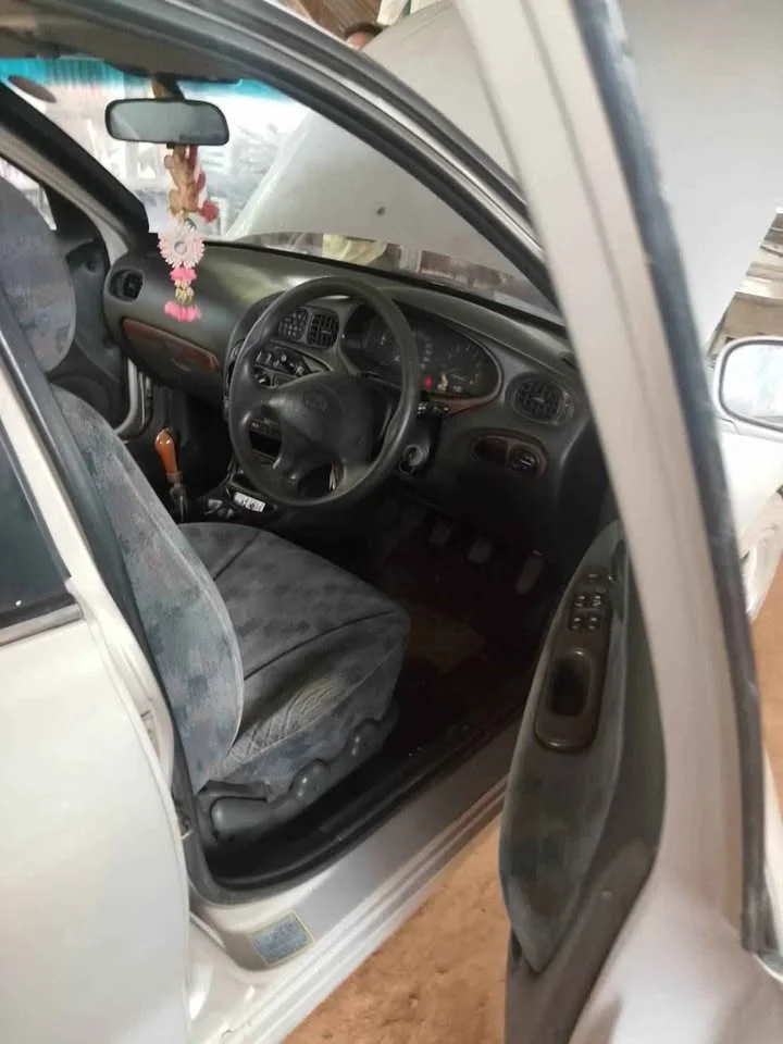 1995 Hyundai Elantra II 2
