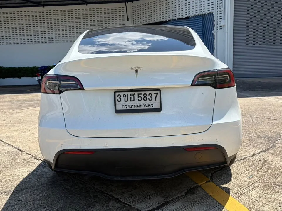 2023 Tesla Model Y 2