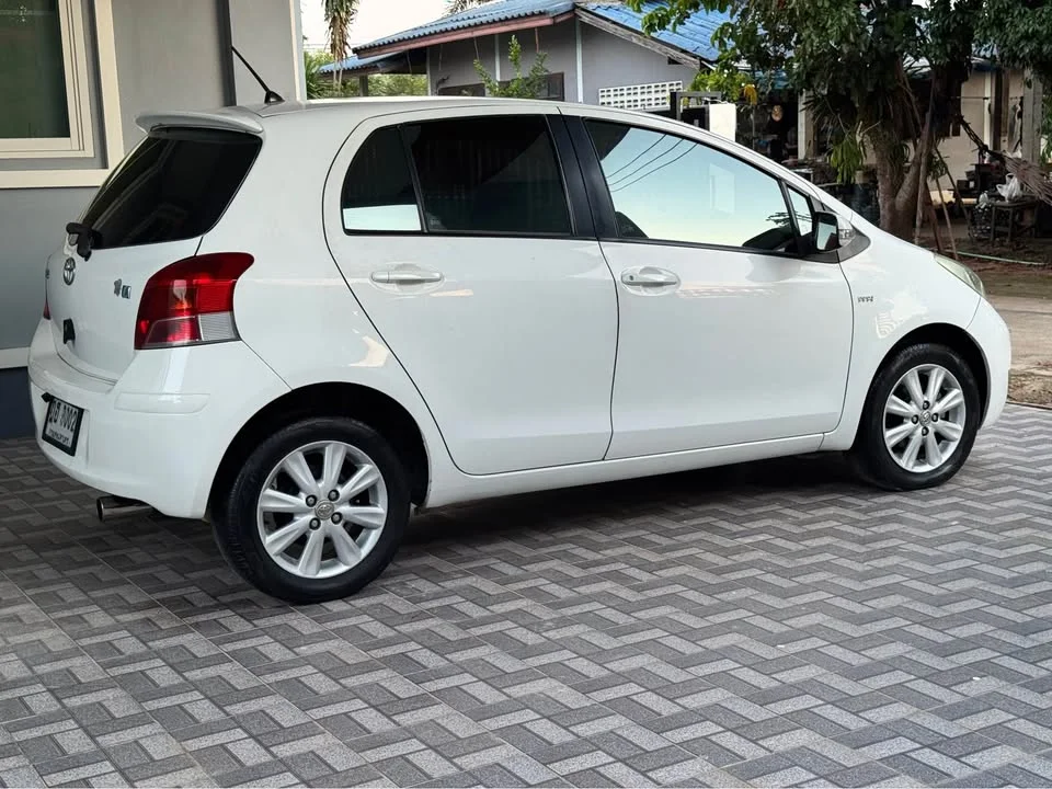 2010 Toyota Yaris II 2