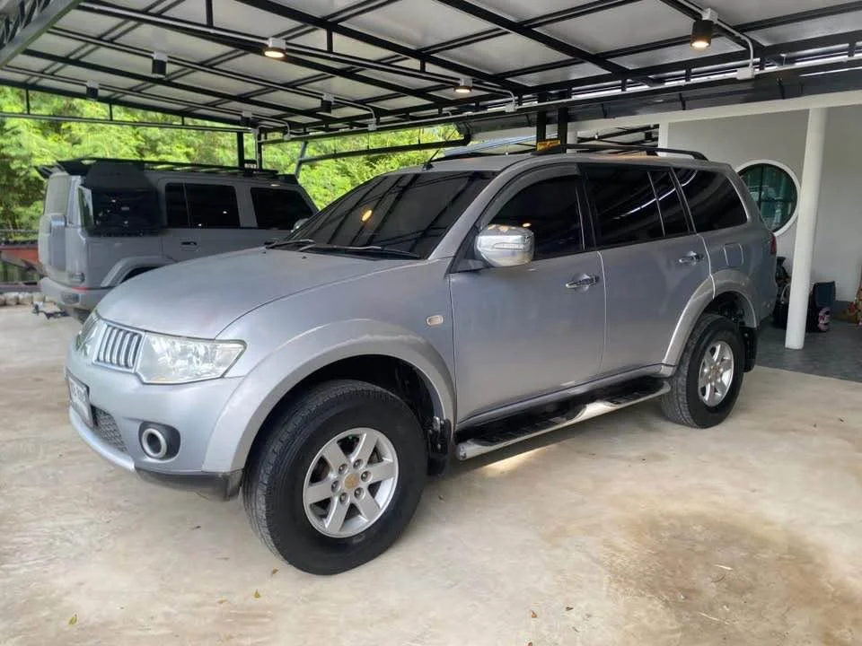 Mitsubishi Pajero Sport II 2