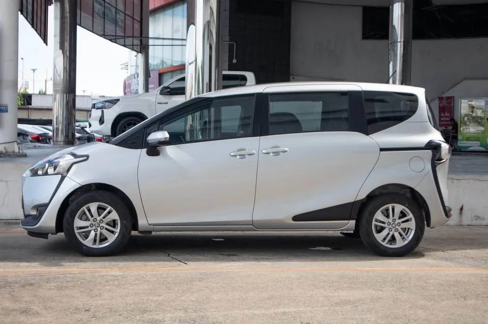 2016 Toyota Sienta II 2