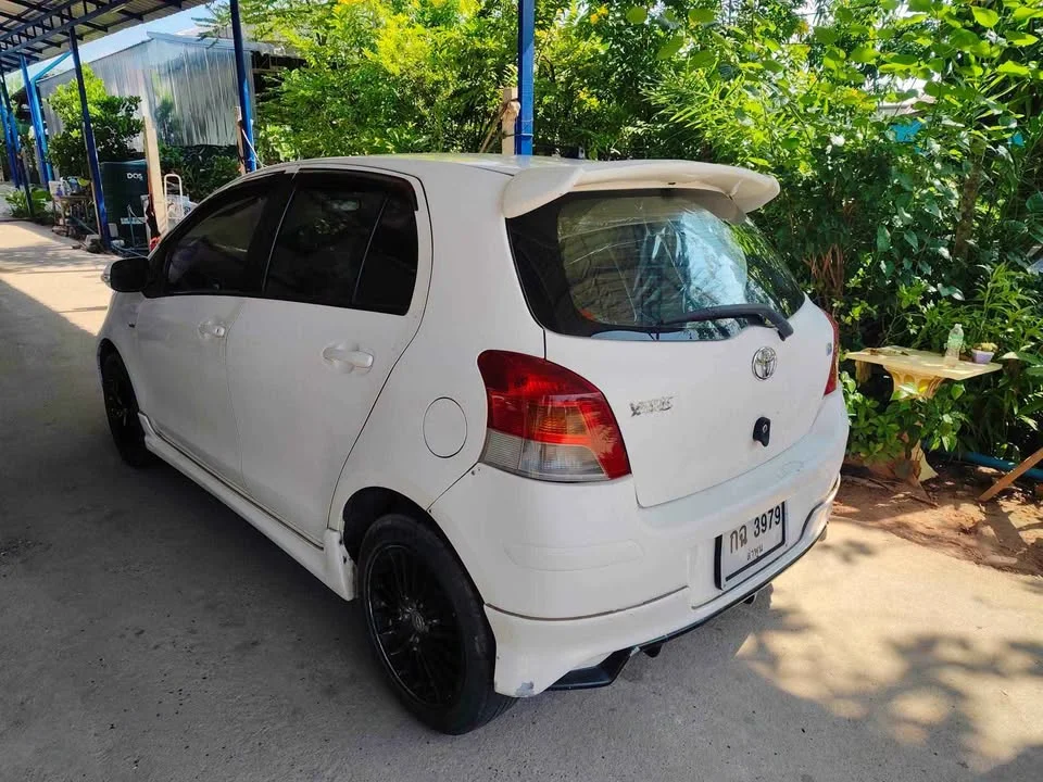 2010 Toyota Yaris II 2