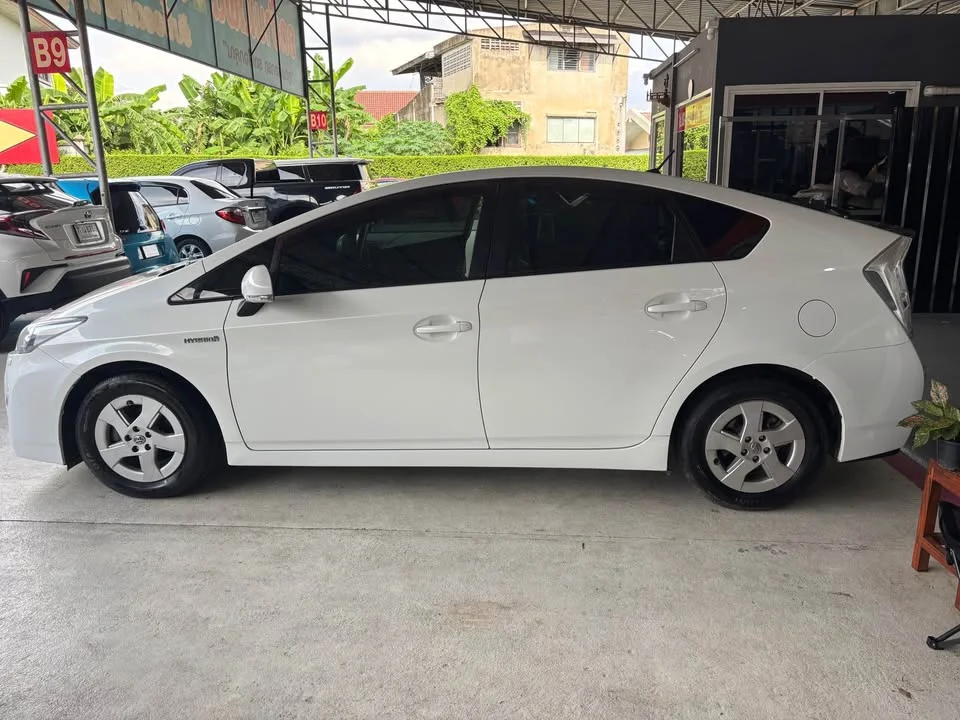 2010 Toyota Prius III 2