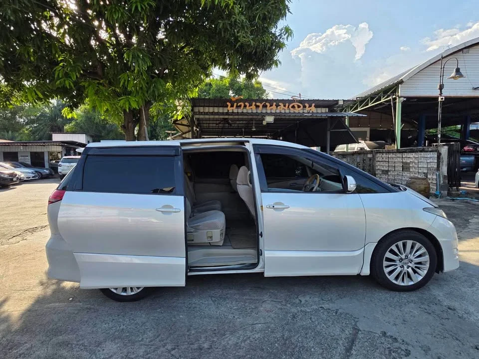 2013 Toyota Estima III 2