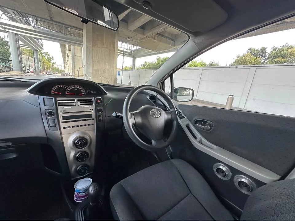 2012 Toyota Yaris II 2