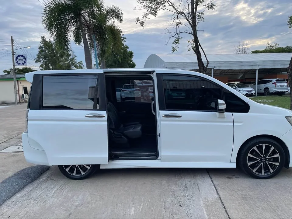 2014 Honda Stepwgn IV 3