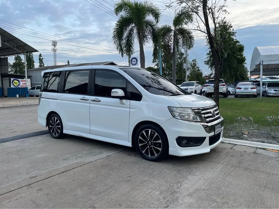 2014 Honda Stepwgn IV 2