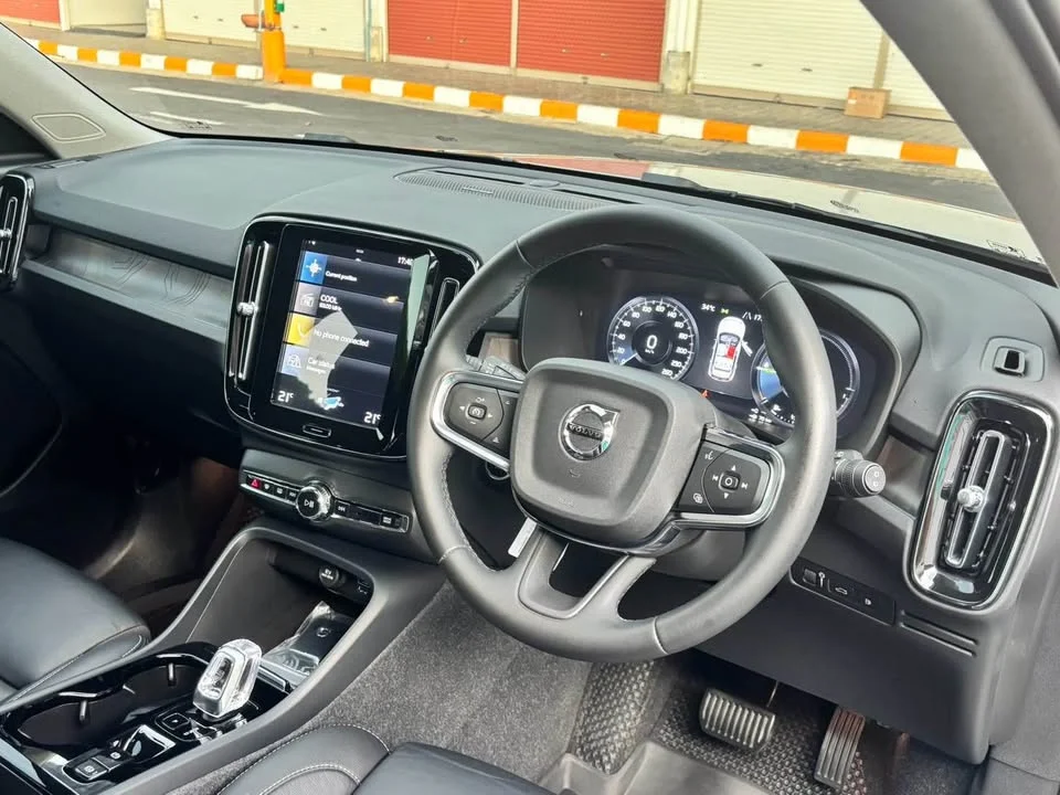 2023 Volvo XC40 2