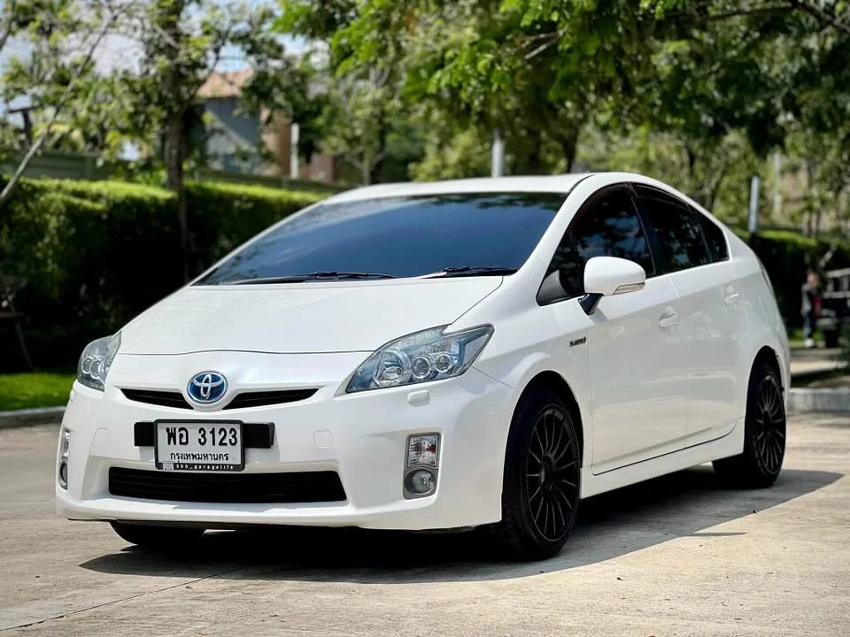 2011 Toyota Prius III 2
