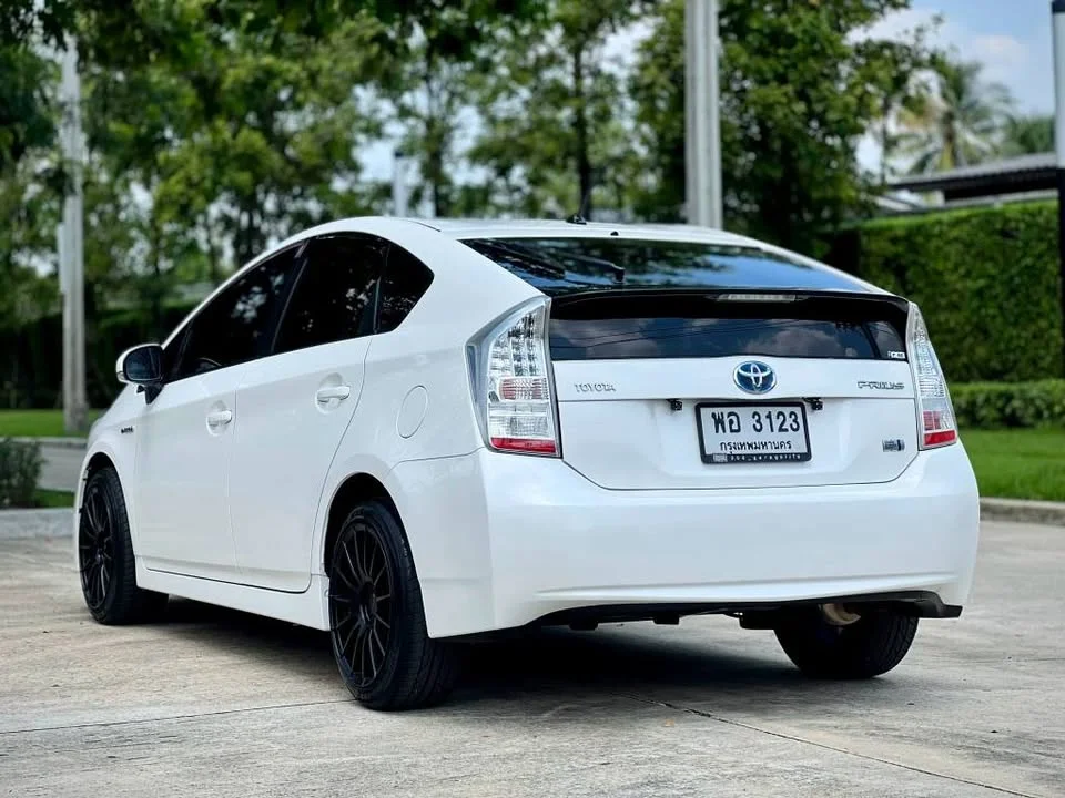 2011 Toyota Prius III 3