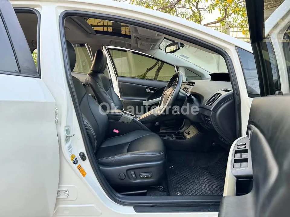 2013 Toyota Prius III 2