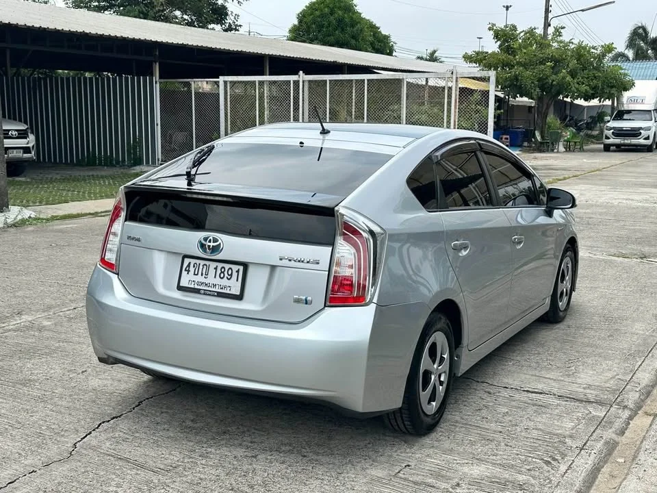2012 Toyota Prius III 2
