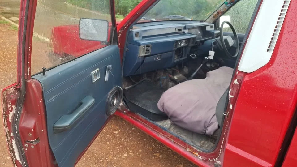 2000 Mitsubishi Triton II 2