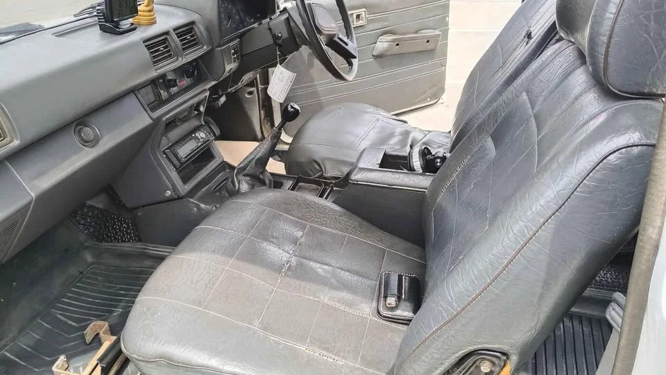 1990 Mitsubishi Triton II 2