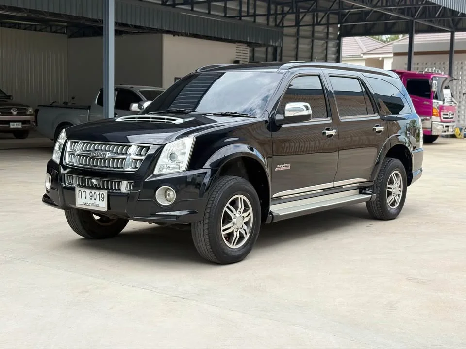 2011 Isuzu MU-7 2