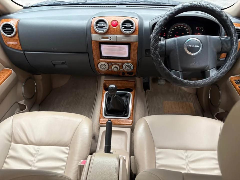 2011 Isuzu MU-7 3