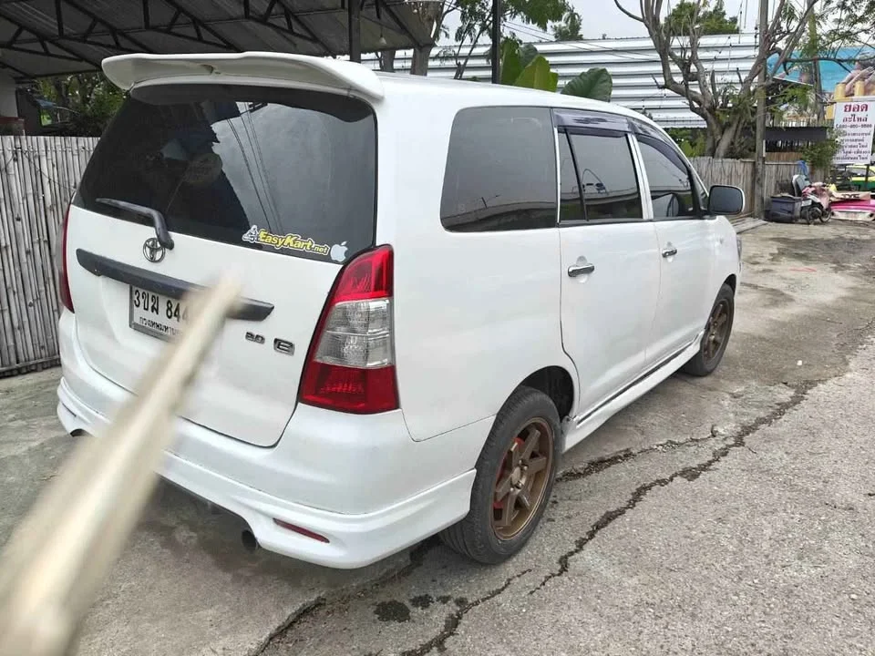 2012 Toyota Innova I 2
