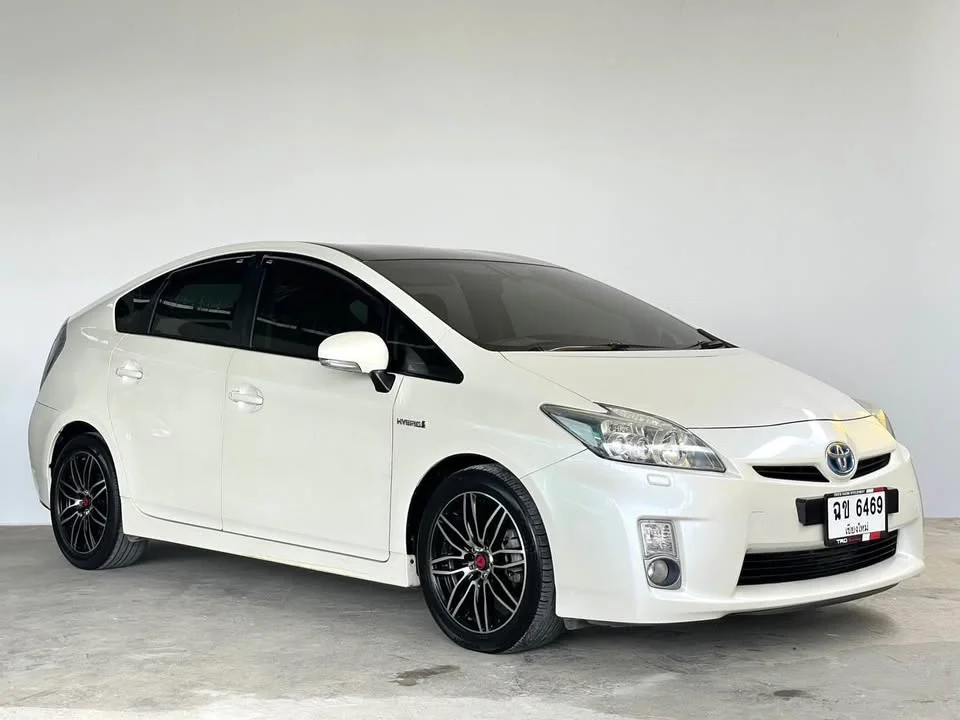 2011 Toyota Prius III 2