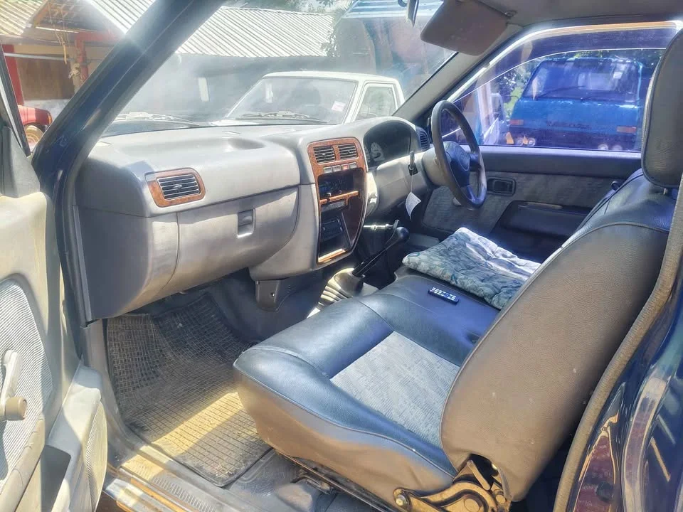 2000 Nissan Frontier I 2