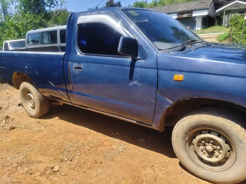 2000 Nissan Frontier I 3