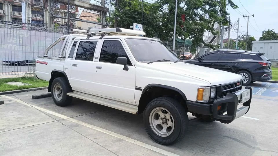 1990 Mitsubishi Triton II 2