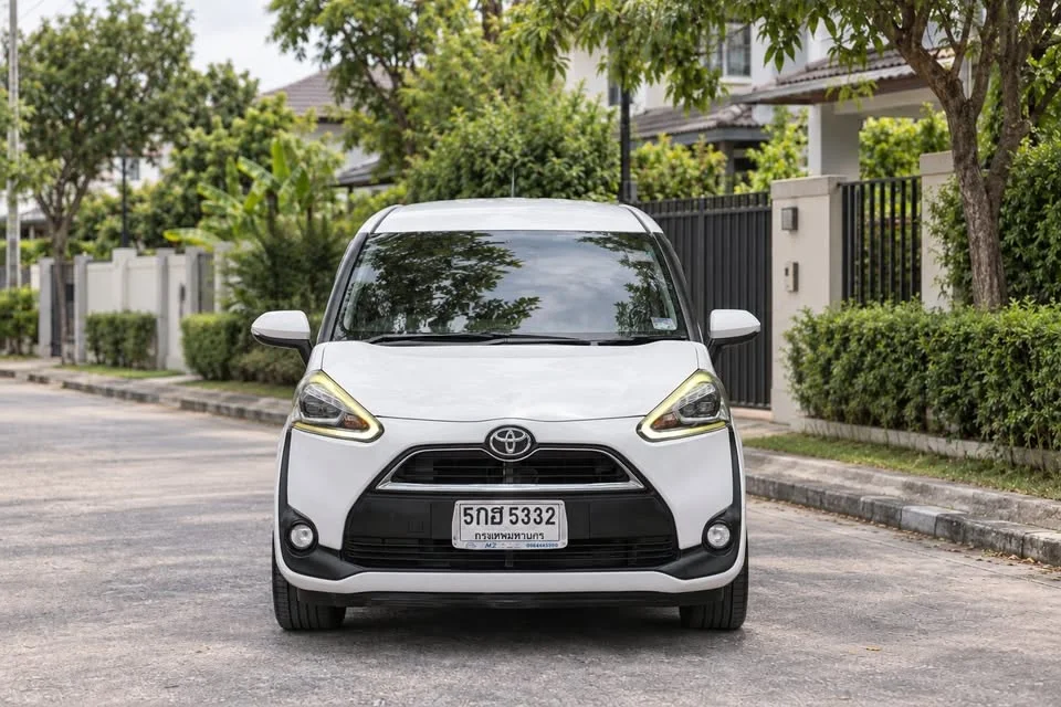 2017 Toyota Sienta II 2