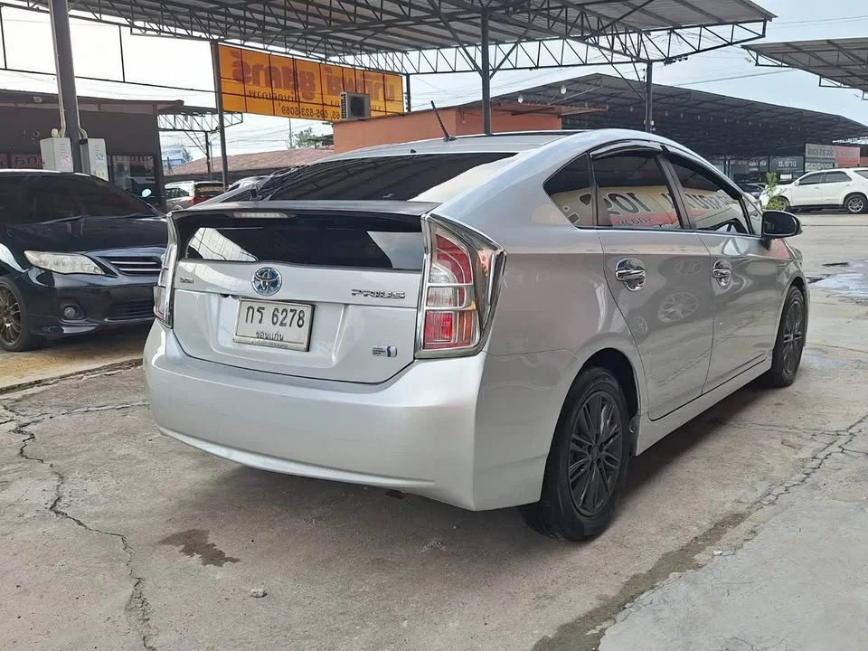 2012 Toyota Prius III 2