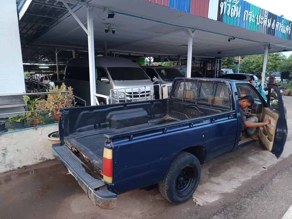 1999 Nissan Frontier I 3
