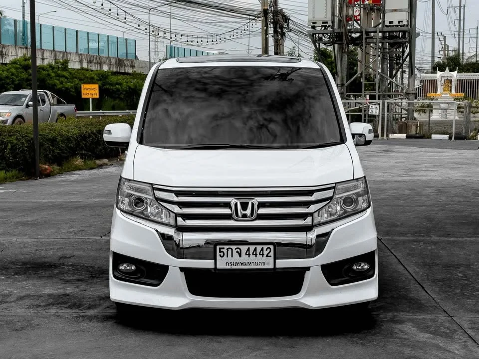 2014 Honda Stepwgn IV 2