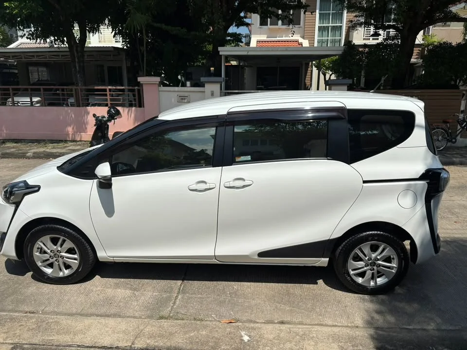 2019 Toyota Sienta II 3
