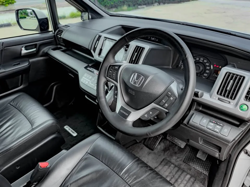 2014 Honda Stepwgn IV 2