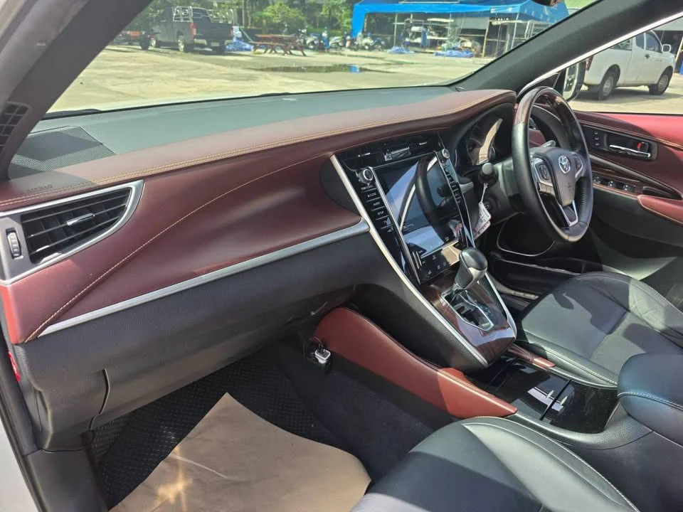2015 Toyota Harrier III 2