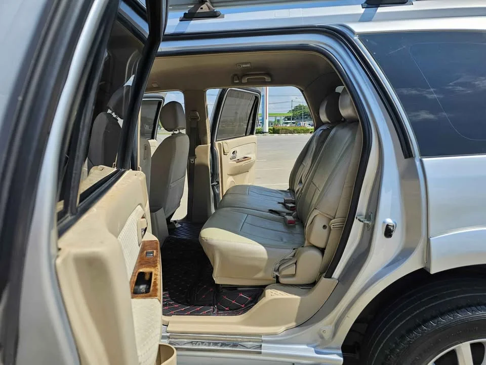 2009 Isuzu MU-7 3