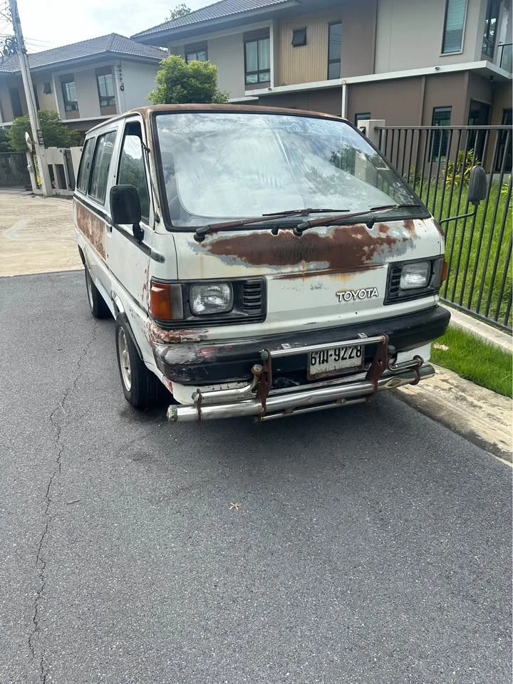 1991 Toyota Commuter III 3