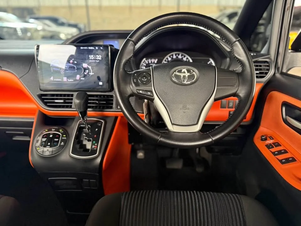 2014 Toyota Voxy III 2