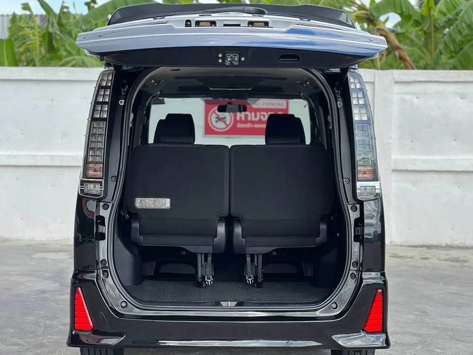 2014 Toyota Voxy III 3